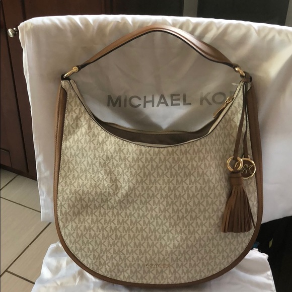 Michael Kors Handbags - Vanilla Lydia LG hobo